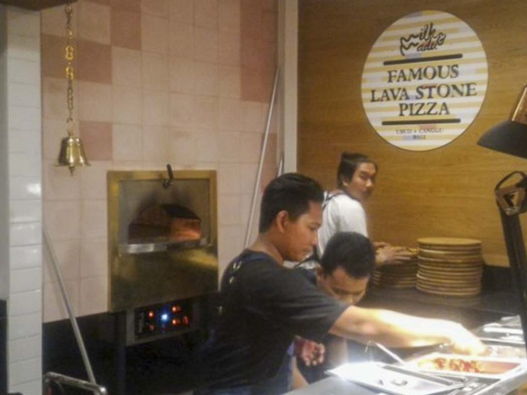 Aurora 120 white Oven Pizza Brick Lava Stones Wood Gas Bali Indonesia Asia 500 023